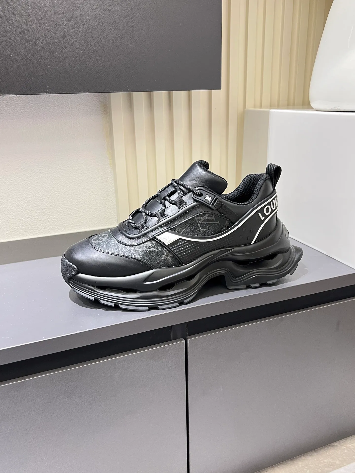 p600 "LOUI* VUITTO*" popular men's casual shoes, genuine development in Italy 💯Purchasing level quality ✔️The upper is made of first-layer cowhide, comfortable and soft sheepskin feet ⚡️ Fashionable and versatile, the toe last shape is firm and full, the soles are made from original LV molds and can be freely entered and exited the counter. Light and comfortable on the feet~Purely handmade, details determine quality! Size:39-44!